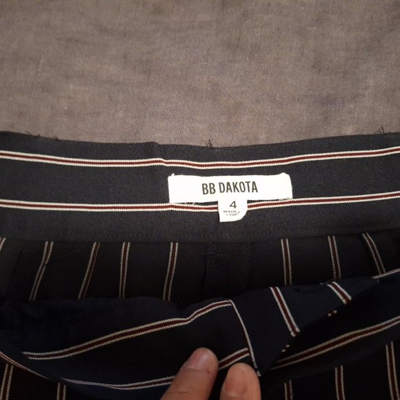 Casual Short - Picture 3 of 5